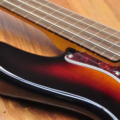 Squier  Classic Vibe 60's Jazz Bass Fretless 3 Tone Sunburst image 10