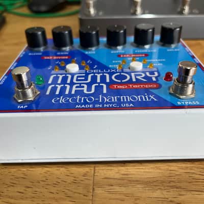 Electro-Harmonix Deluxe Memory Man 1100-TT Analog Delay Pedal w