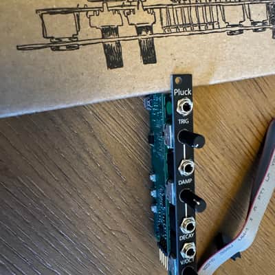 2hp Pluck Eurorack Synth voice black panel image 2