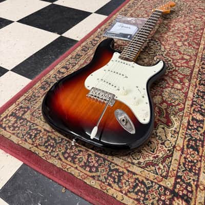 Squier Classic Vibe '60s Stratocaster with Laurel Fretboard 2019 - Present - 3-Color Sunburst