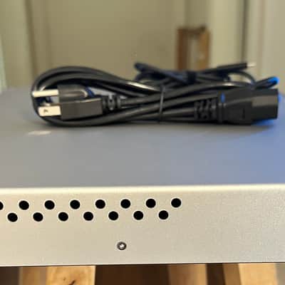 Universal Audio Volt 876 USB-C Audio Interface 2025 - Present - Gray image 4