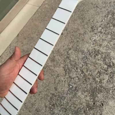 Left hand Round stainless steel 22 frets White gloss finish Maple guitar neck 25.5inch hole 10mm image 1