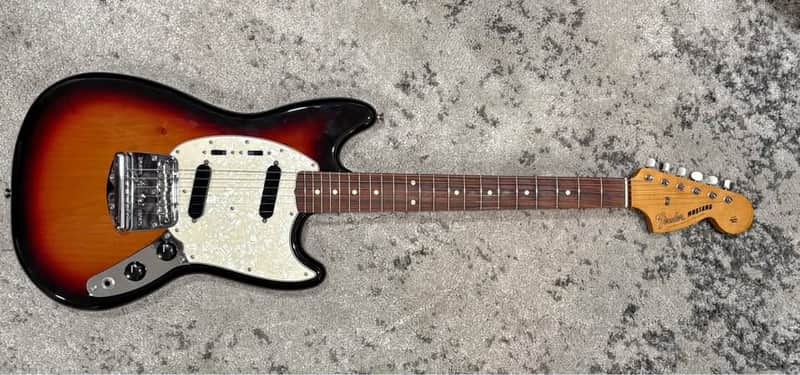 Fender Vintera '60s Mustang with Pau Ferro Fretboard 2019 - 2023 - 3-Color Sunburst