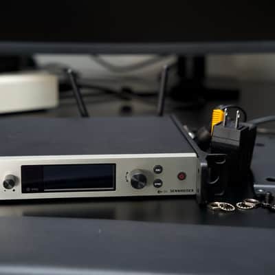 Sennheiser EW 500 G4 w Ci 1 instrument cable wireless system transmitter, receiver & rackmount kit 470-558 MHz 2020-present - gray image 1