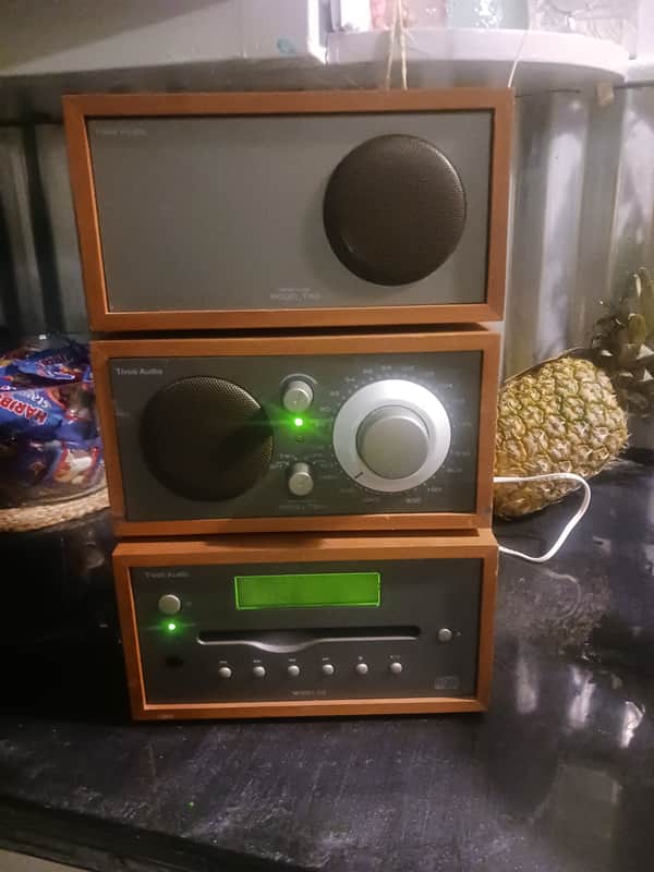 Tivoli Model 2 - Wood grain