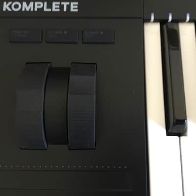 Native Instruments Komplete Kontrol S49 Mk2 2021 - Black + K13+ Decksaver + Hardcase Swam Flight S49 image 2