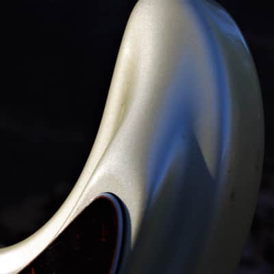 Mosrite VENTURES Bass 1991 White Pearl. The last guitar built by Semie Moseley. RAREST. Only one image 10