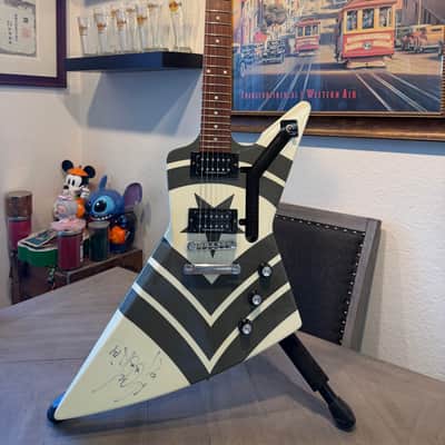 Gibson Jason Hook M-4 Sherman Explorer 2010s - White with Graphic image 1