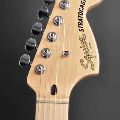 Squier Affinity Series™ Stratocaster®, Maple Fingerboard, White Pickguard, Olympic White Black image 3