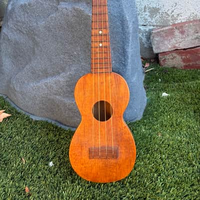 Leonardo Nunes Soprano ukulele 1900s - With original canvas case image 2