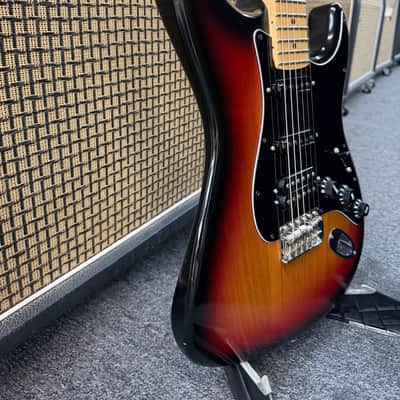Fender Highway One Stratocaster with Maple Fretboard 2006 - 2011 - 3-Color Sunburst image 5