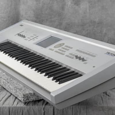 KORG TRITON 61-Key Music Workstation Synthesizer in Very Good condition image 15