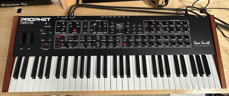 Dave Smith Instruments Prophet Rev2 61-Key 16-Voice Polyphonic Synthesizer