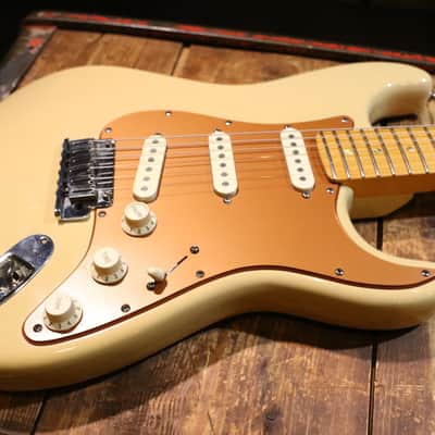 Fender American Deluxe Stratocaster V-Neck with Maple Fretboard 2004 - 2010 - Honey Blonde image 6