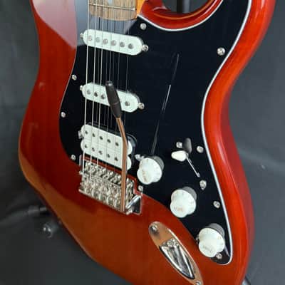 Squier Classic Vibe 70's Stratocaster HSS Electric Guitar Walnut Finish imagen 7
