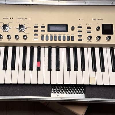 Korg KingKORG 61-Key Analog Modeling Synthesizer 2010s with Flightcase