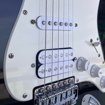 Squier Affinity Series Stratocaster HSS with Rosewood Fretboard 2010 - Black image 4