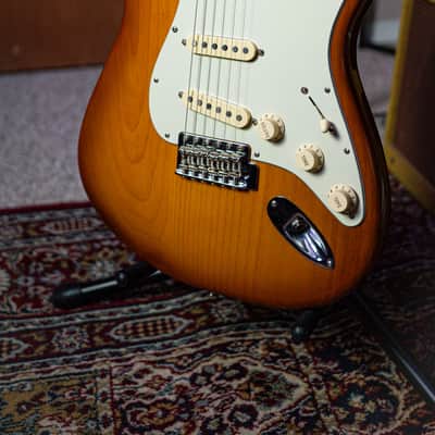 2021 Fender American Performer Stratocaster with Rosewood Fretboard - Honeyburst image 3