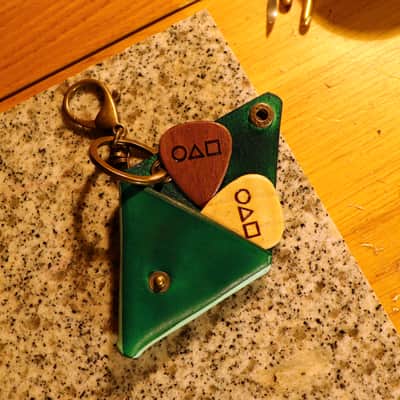 burnyblack inspired by squid game guitar picks, pickholder green image 5
