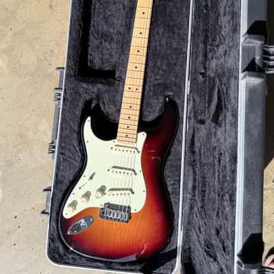 Fender American Deluxe Stratocaster Left-Handed 2012 - - 3-Color Sunburst - Maple Fretboard - USA w/ OHSC image 3
