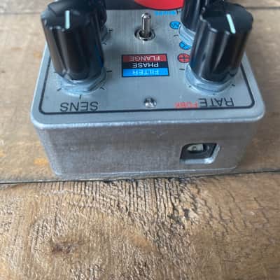 Keeley Bubbletron Flanger / Phaser 2016 - Present - Silver / Blue / Red image 3