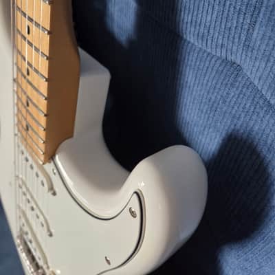 Fender Player Stratocaster with Maple Fretboard 2018 - 2024 - Polar White image 11