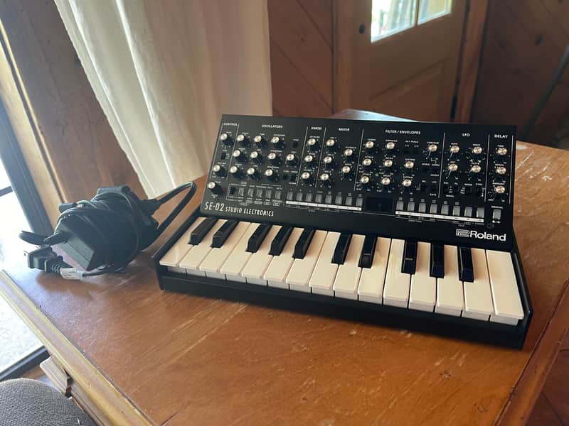 Roland SE-02 Boutique Series Synthesizer Module with K-25m Keyboard