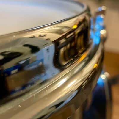 Immagine Slingerland No. 130 Gene Krupa Sound King 5x14" 8-Lug Chrome Over Brass Snare Drum with Zoomatic Strainer 1963 - 1977 - Chrome - 5