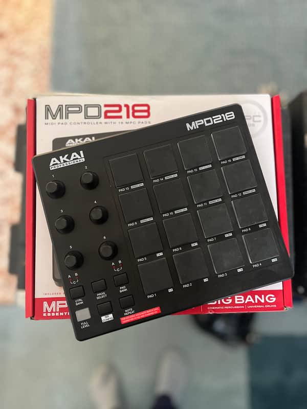 Akai MPD218 2015 - Present - Black image 1