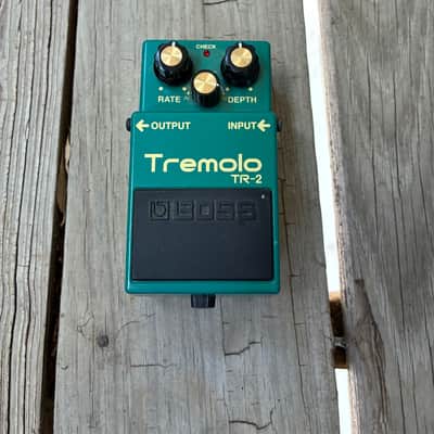 Boss TR-2 Tremolo (Silver Label) 1997 - Present - Green electric guitar tremolo pedal image 2