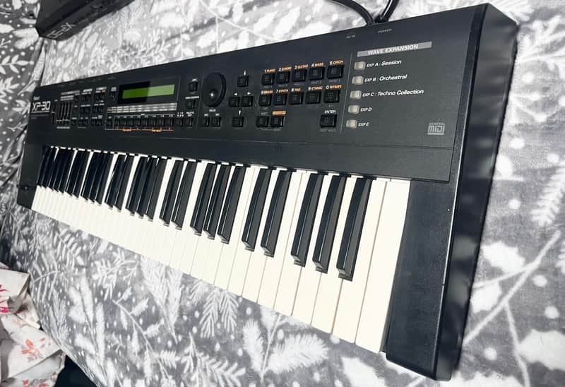 Roland XP-30 61-Key 64-Voice Expandable Synthesizer 1999 - 2004 - Black image 1