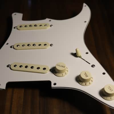 Fender 099-2340-509 Custom Shop Fat '50s Stratocaster 11-Hole Pickguard 3-Ply Pre-Wired 2010s - Parchment image 2