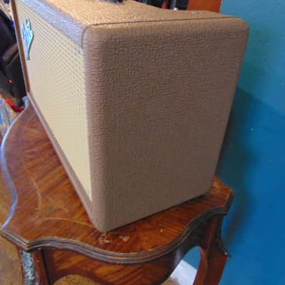 FENDER REVERB TANK 2020,S - BROWN XLNT. CONDITION image 3