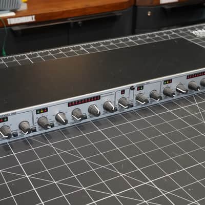 dbx 166xs Dual-Channel Compressor / Limiter / Gate 2010s - Silver image 4
