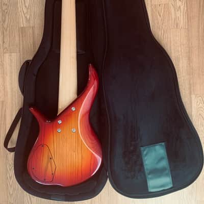 F Bass BN6 (12/09) - Auburn Burst image 6