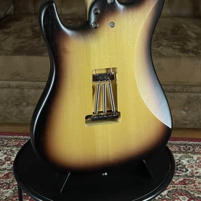 PJD Woodford Standard Plus HSS / Tremolo - 3-Tone-Sunburst + Made in England + NEW + 2,898 kg ! image 11