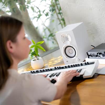 Yamaha HS4 4.5" Two Way Bass Refiex Powered Studio Monitors Pair In White with Room Control and High Trim Response Controls image 6