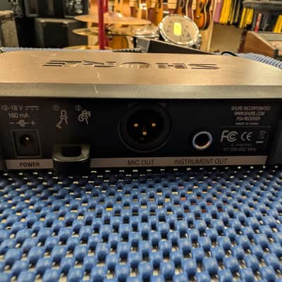 Shure PG4 K7 Wireless Receiver with Lavalier Microphone and Power Supply image 3