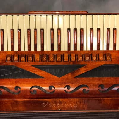 Victoria Poeta Marocca accordion image 3