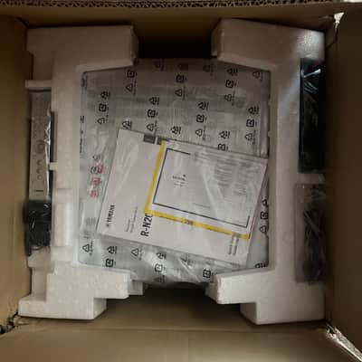 Yamaha R-N2000A Network Receiver, Silver image 6