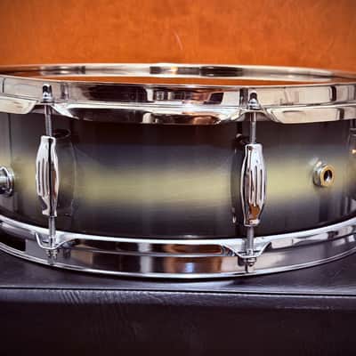 Immagine Camco Oaklawn (1960s) 8-Lug 5x14 Black & Gold Duco Tuxedo Snare Drum - 7