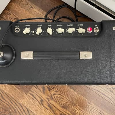 Fender Blues Junior IV (w/ Footswitch) 15-Watt 1x12" Guitar Combo 2018 - Present - Black image 2