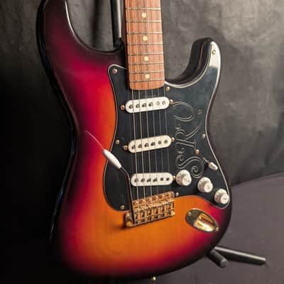Fender Stevie Ray Vaughan Stratocaster with Pau Ferro Fretboard 2001- 3-Color Sunburst image 4