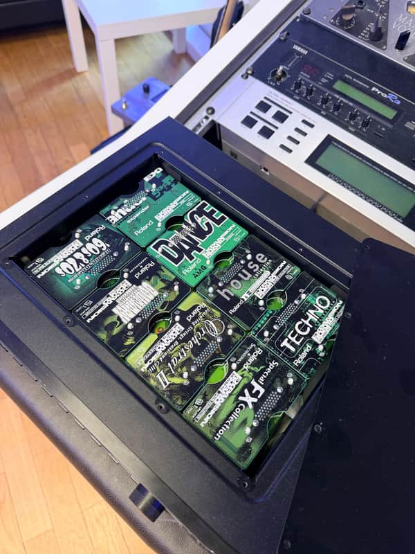 Roland JV 2080 (INKL. 8 EXPs : House, Techno, Dance, FX, Orchestral, Country, 60s&70s, Expander) 90er - schwarz image 1