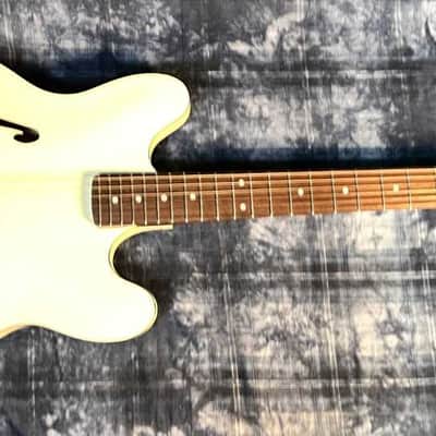 Fender Tom DeLonge Starcaster 2024 - Present - Olympic White - 6.5 Lbs. - G02897 - Authorized Dealer image 2