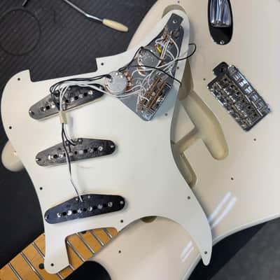 *Video* Fender JV Modified 60's Stratocaster Olympic Soft V Neck White Hard Case - 2022 image 18