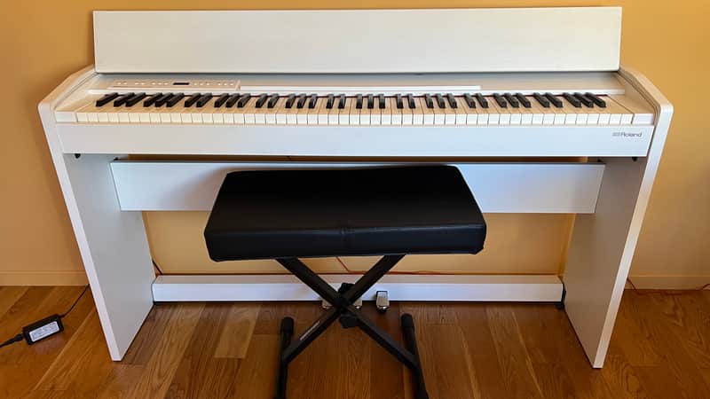 Roland F-140R 電子ピアノ Rolandの電子ピアノF-140Rをご紹介いたします。