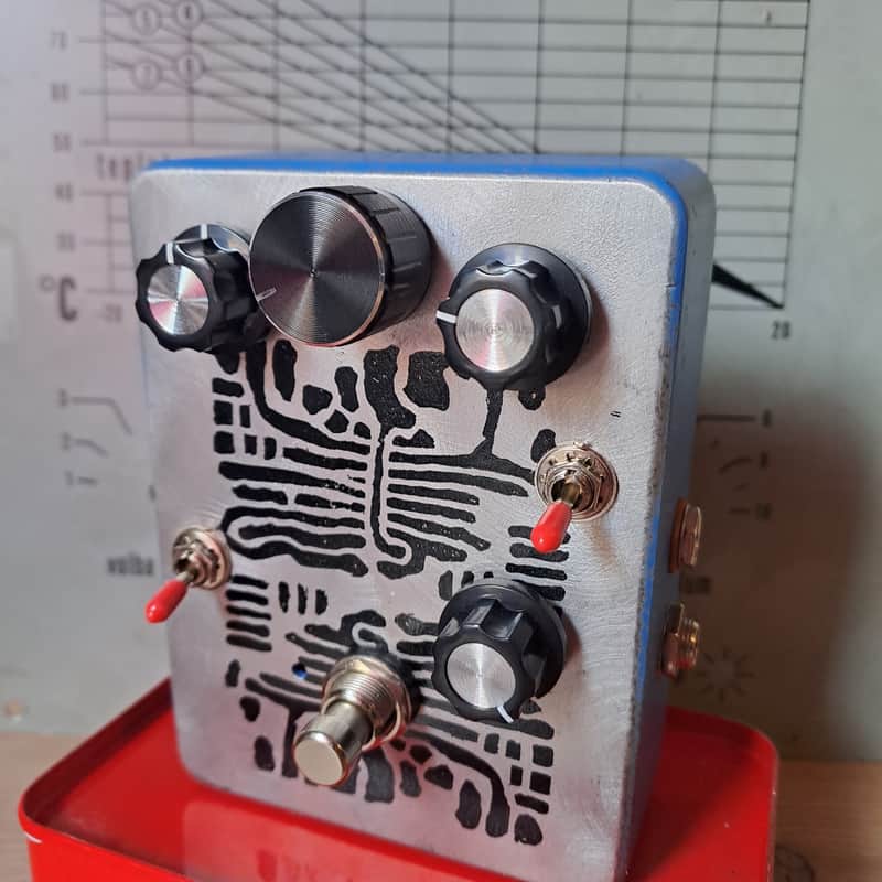 DOOM4049 noise machine/distortion, handmade image 1