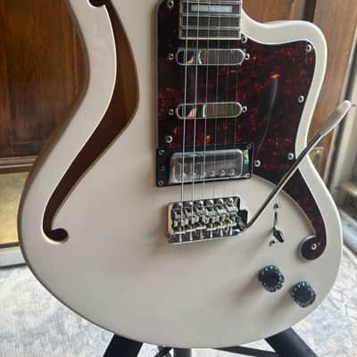 D'Angelico Premier Series Bedford SH Limited Edition Electric Guitar with Tremolo 2021 - Champagne image 2