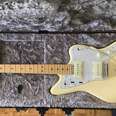 Fender American Professional Jazzmaster White with Maple Fretboardwith Rhythm Circuit, Lindy Fralin Noiseless Pickups and Hardshell Case 2017 image 14